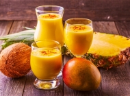 透明杯子里的芒果果汁美食饮品高清摄影图片