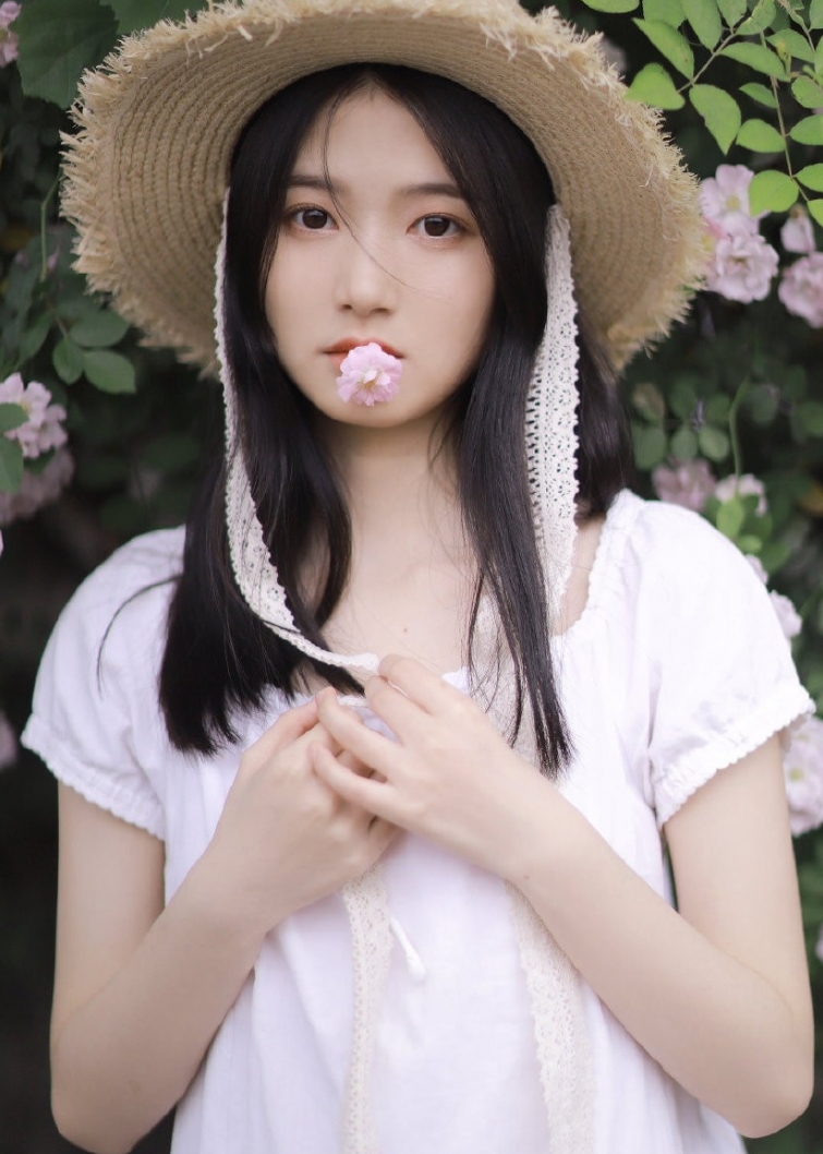 恬静文艺美女白色连衣裙清纯小清新野外鲜花美人日本写真集