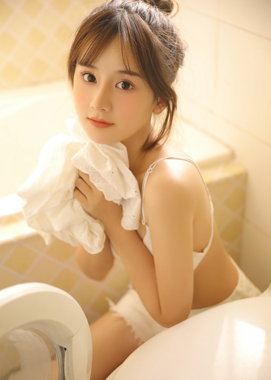 日本真空浴袍美女白嫩酥胸美腿性感诱人清纯少女私房写真图片