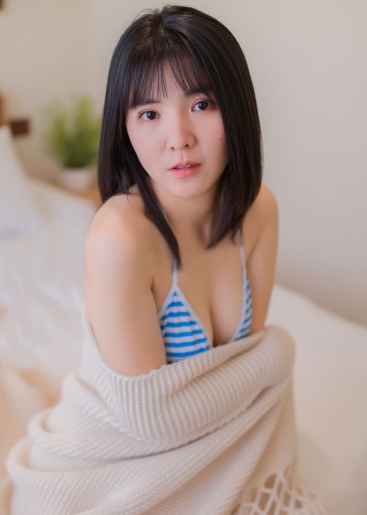 日本内衣模特比基尼性感酥胸乳沟饱满翘臀诱人床上美女半裸写真