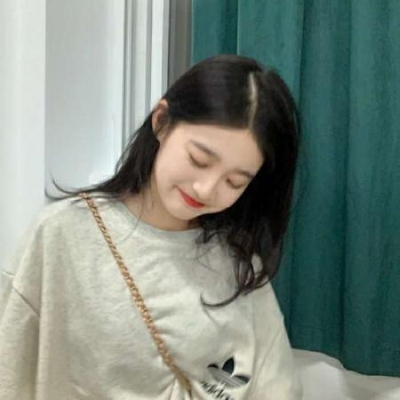 长发大波浪女生嘟嘴扮可爱真人美女头像