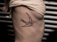 女生侧腰简单小清新几何线条燕子纹身图案