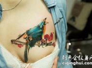 水墨花鸟彩绘女生胸部乳房性感纹身图片