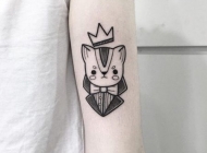 简约可爱的黑色猫咪萌宠手臂纹身图片