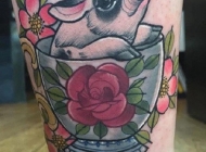 生肖属猪的可爱彩色小猪腿部纹身图片