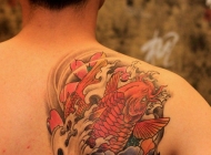 背部后肩膀莲花锦鲤鱼3d彩色纹身图案