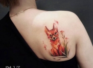 后背肩膀红色狐狸女生性感纹身彩绘图片