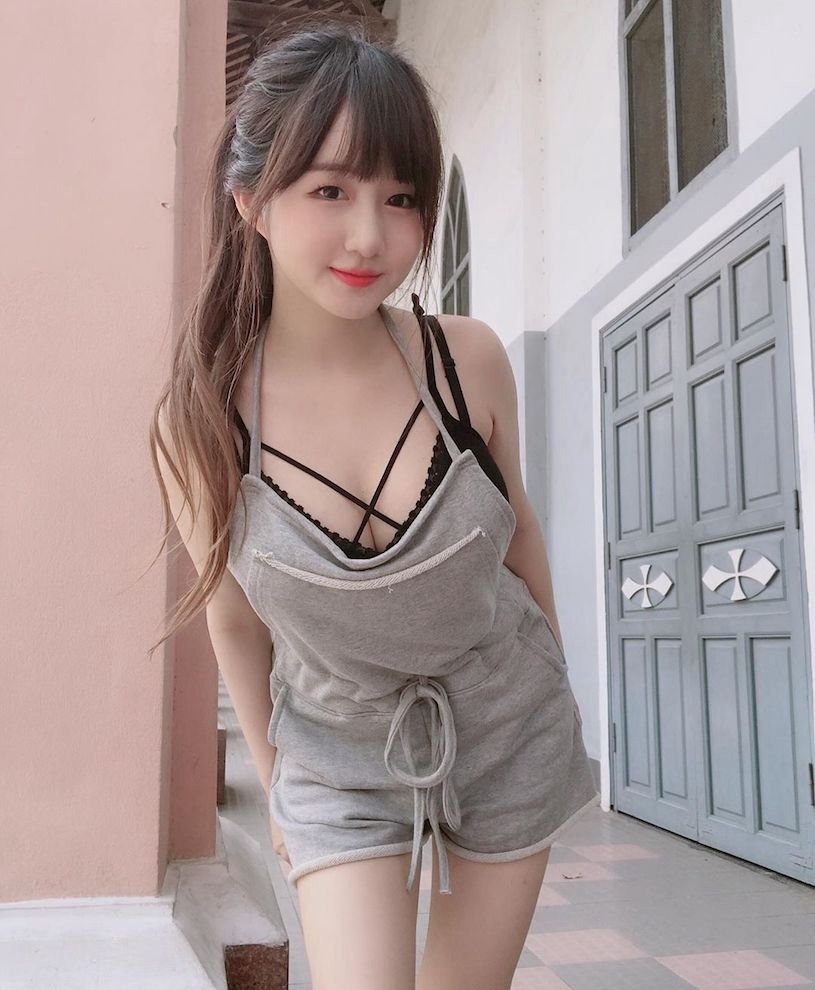童颜大胸韩国美女嫩模性感内衣自拍图片