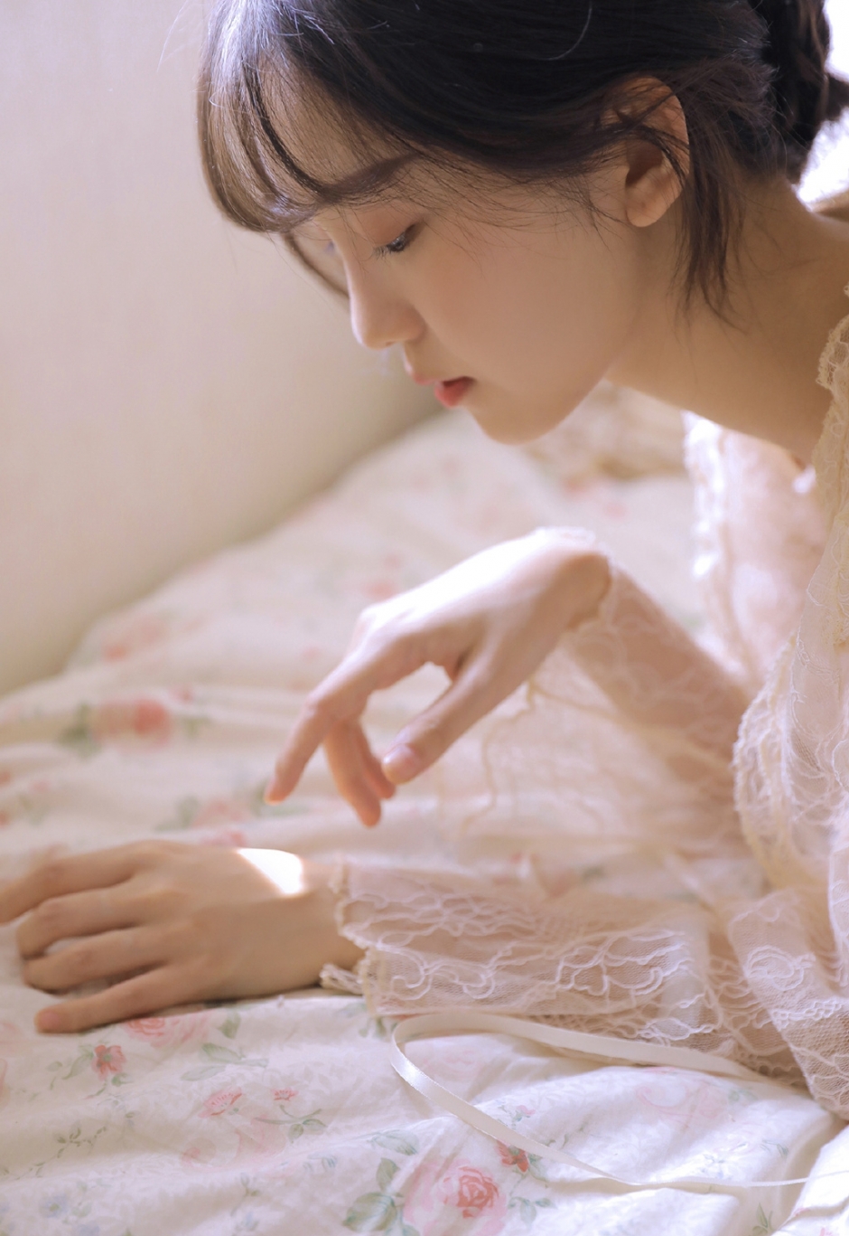 清凉美少女吊带睡裙床上写真图片集