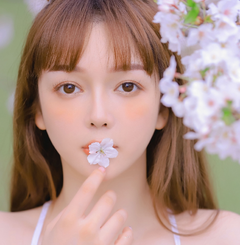 长发美女吊带白裙户外樱花树下唯美图片
