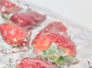 水中草莓日系滤镜下的水果壁纸图片