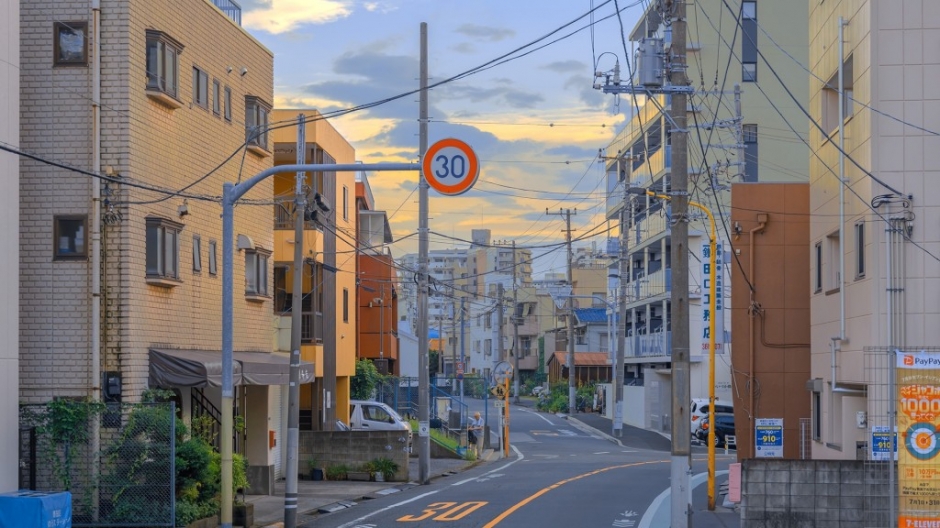 日本街道唯美意境的城市风景桌面壁纸