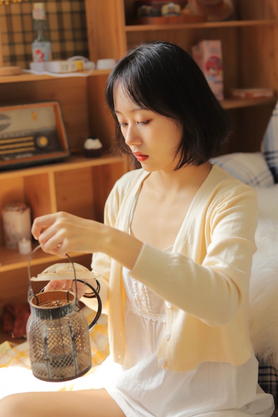 短发睡衣美女清凉吊带美腿私房图片