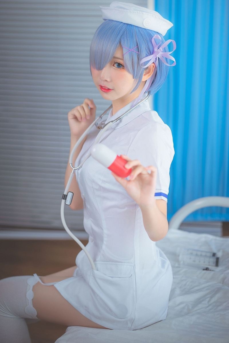 娇小可爱萌妹cosplay护士制服诱惑图片