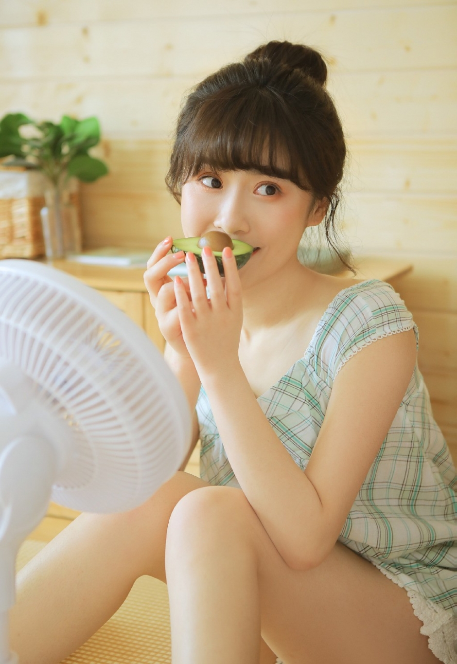丸子头美女绿色格子裙小清新生活照