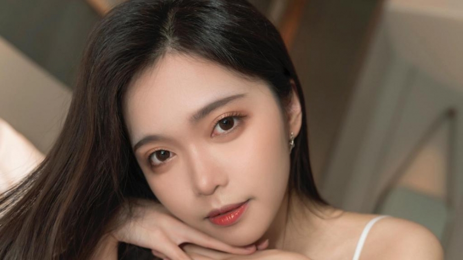 成熟美女吊带睡衣撩人私拍照