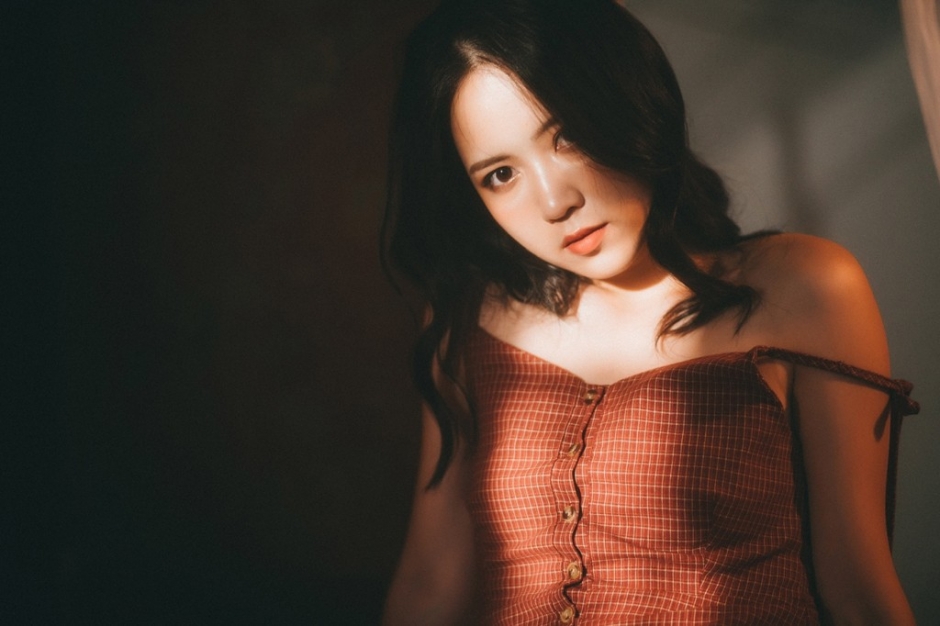 成熟妖娆的美女吊带低胸长裙性感写真