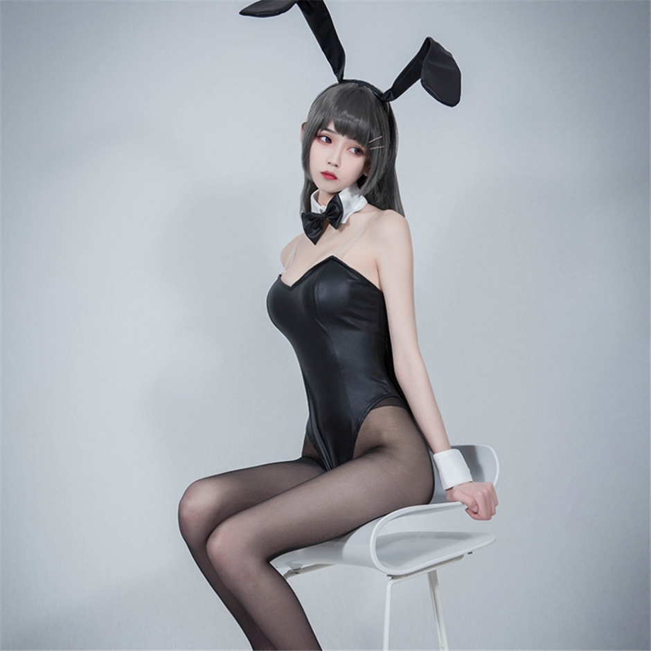 坐在椅子上的兔女郎黑丝美腿诱人写真