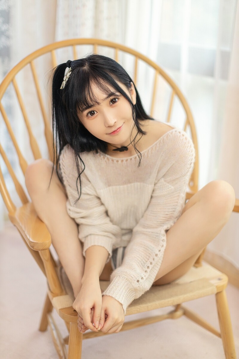 大长腿美女俏皮居家生活照