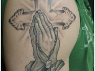 神秘十字架祈祷之手酷炫手臂纹身图案
