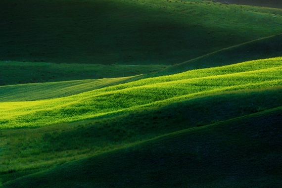 绿色优美的山川草地自然风景图片
