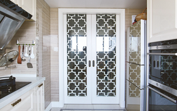 三居室现代厨房门玻璃门设计装修效果图