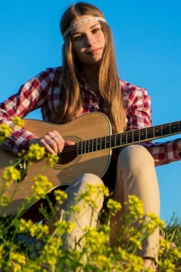 森系欧美少女弹吉他的酷美写真图片