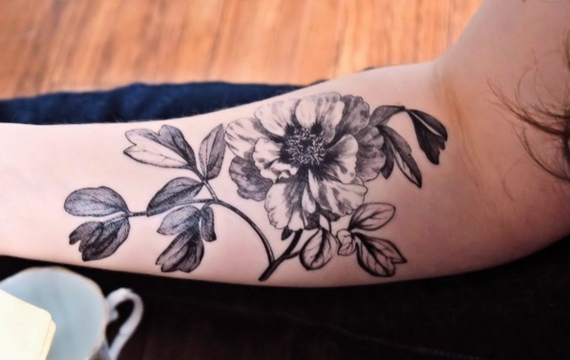 女生小手臂纹身花朵图案