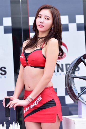 韩国赛车车模甜美娃娃脸性感图片