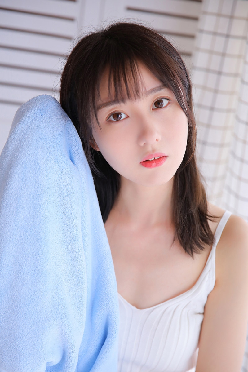 清新甜美齐刘海女生床上慵懒写真照
