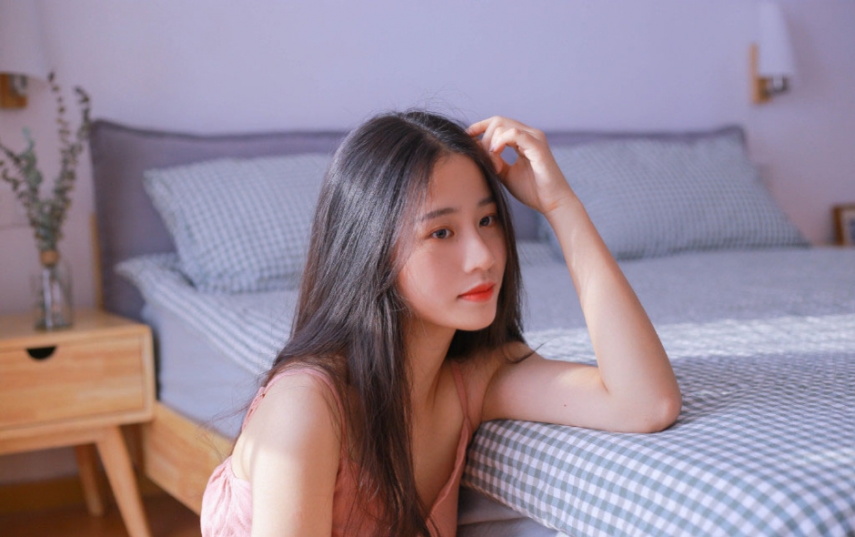 长发红唇妹子侧颜美丽动人气质写真