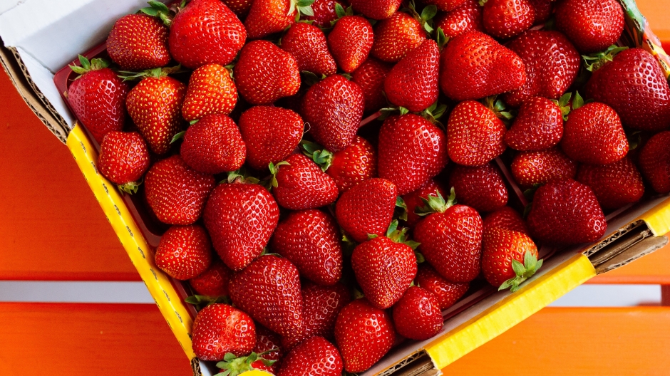 颜色颗颗鲜艳的草莓图片