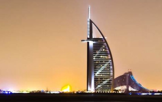 梦幻夜色中的迪拜七星帆船酒店外景图片