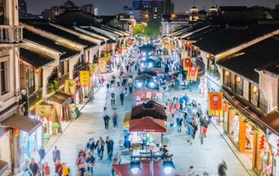 清河坊历史文化特色街区繁华夜景图