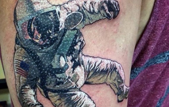 手臂彩色宇航员点刺纹身图片