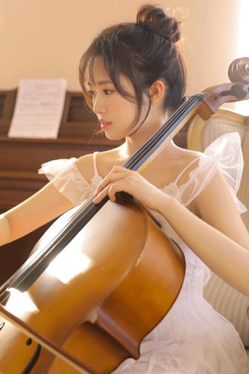 大提琴女神迷人气质唯美写真