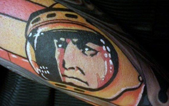 宇航员纹身图案彩色复古风格图片