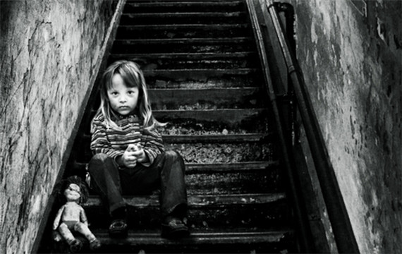 坐在楼梯上的长发女孩沉默阴森意境图片