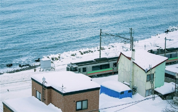 海边城市冬天唯美雪景高清图片