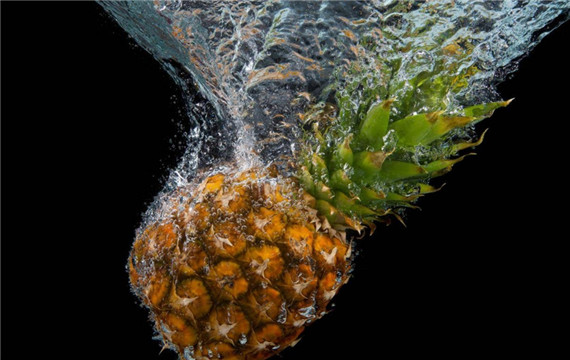 沉入水中的菠萝创意水果背景图片