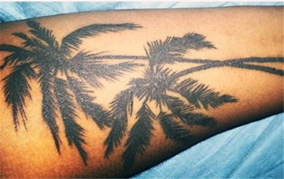 生动逼真的棕榈树手臂纹身