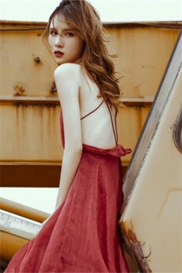 魅力女人绑带露背红色长裙性感写真