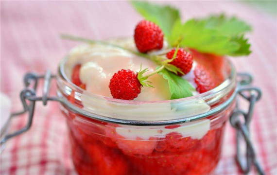 好看又美味的草莓酸奶图片