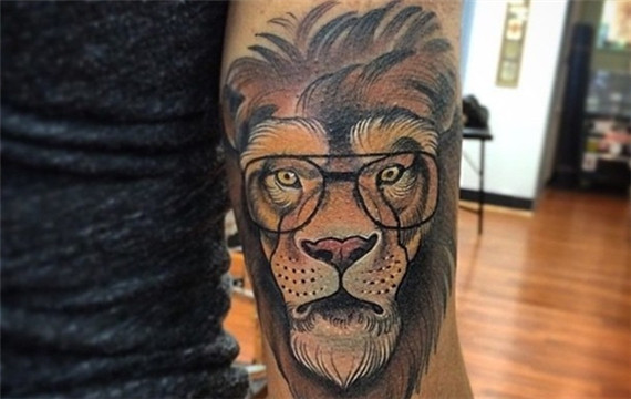 戴眼镜的狮子个性手臂纹身