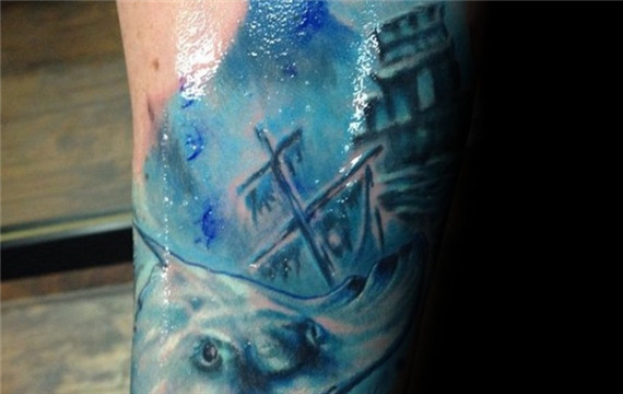 蓝色鳐鱼彩色图案手臂纹身