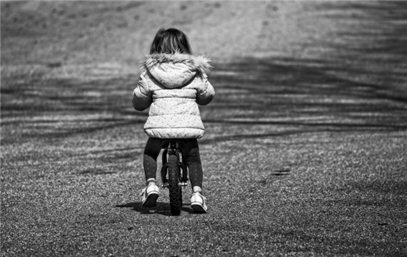 街道上骑自行车的小女孩图片