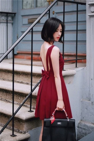 韩国模特尹善英V领吊带短裙性感街拍