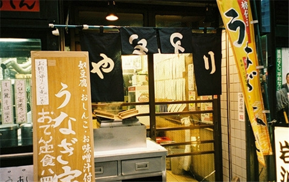 街道上的日式特色小店清新背景图片