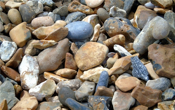 小溪边不规则的石头高清图片