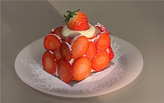 酸甜可口的草莓味蛋糕高清美食摄影图片